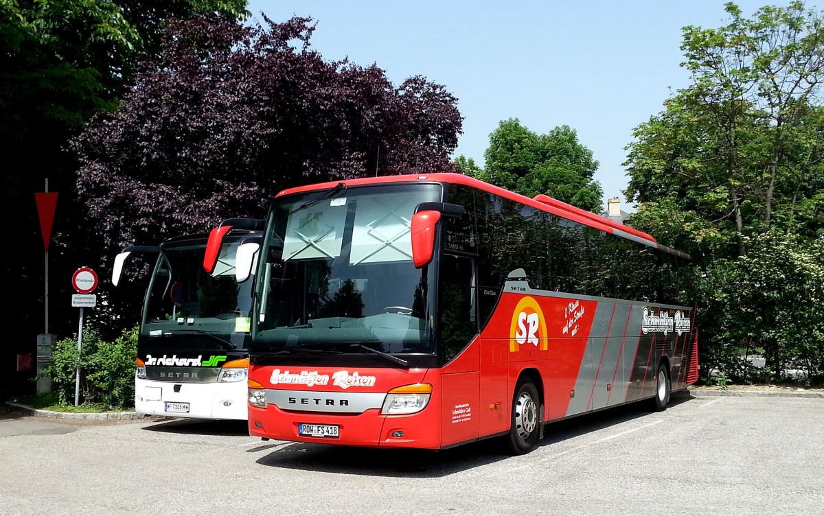 Rechts der Setra 416 GT-HD von Schmitjen Reisen aus Deutschland und links ein Setra von Dr. Richard am 23.Mai 2014 in Krems gesehen.