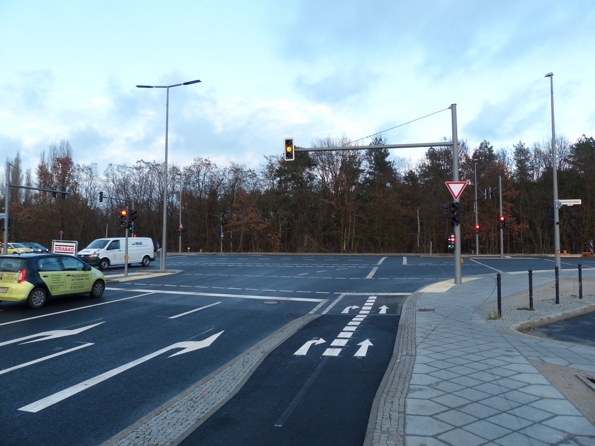 Rechtsabbiegen auf zwei Spuren an der Minna-Todenhagen-Straße Ecke Rummelsburger Landstraße. Dank eigener Rechtsabbiegerampel, auch auf dem Radweg, kein großes Problem. Dies ist die einzige Kreuzung der neuen Straße und Brücke, auf der bei grün fahrende Radfahrer keinem erhöhten Risiko ausgesetzt sind. Für einen rot-rot-grünen Senat, der sich Fahrradfreundlichkeit auf die Fahnen geschrieben hat, ist die Straßen- und Kreuzungsgestaltung ein Armutszeugnis. Immerhin sind die Radwege asphaltiert, nicht mal das ist gängiger Standard. 21.12.2017, Berlin