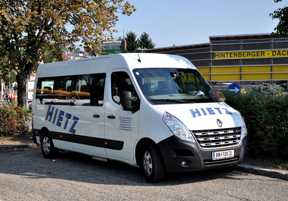 RENAULT Kleinbus von HIETZ Busreisen aus sterreich am 31.8.2013 in Krems.