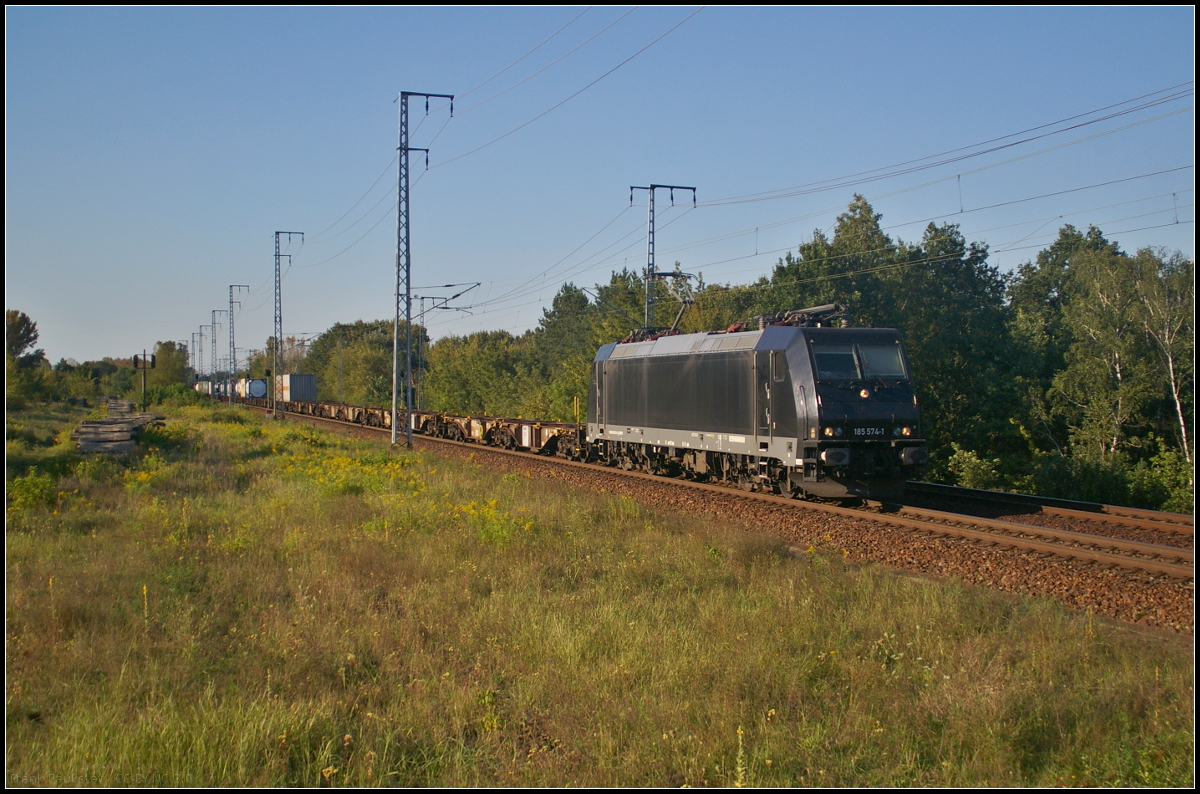 RTB Cargo 185 574-1 fuhr mit einem Containerzug am 29.08.2017 durch die Berliner Wuhlheide