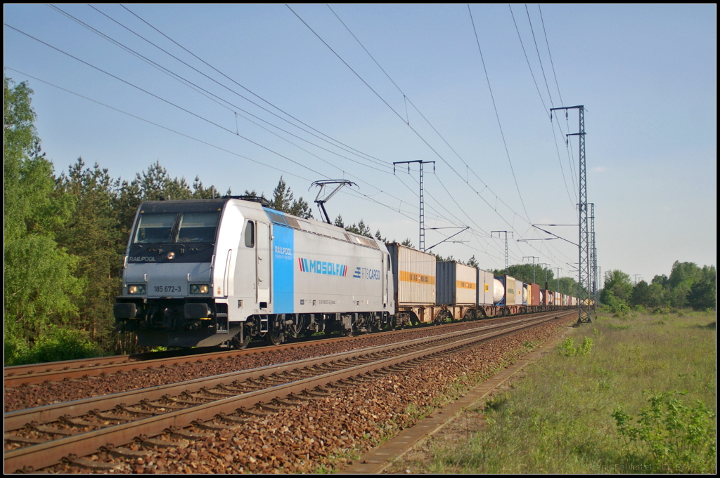 RTB Cargo 185 672-3 mit  MOSOLF -Werbung fuhr mit einem Containerzug am 19.05.2017 durch die Berliner Wuhlheide (Standort öffentlich zugänglich)