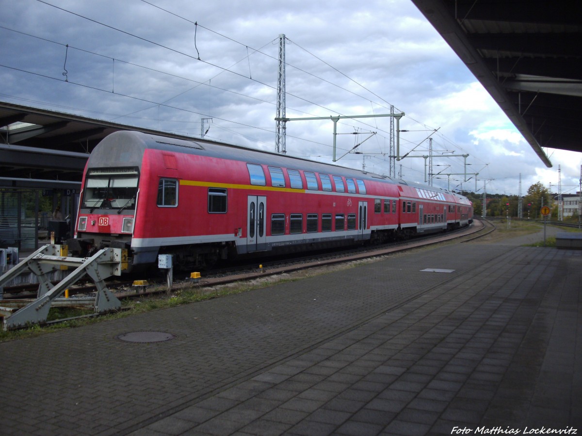 S1 (Zuglok war eine 143er) steht abfahrbereit mit ziel Warnem�nde im Bahnhof Rostock Hbf am 27.9.131 