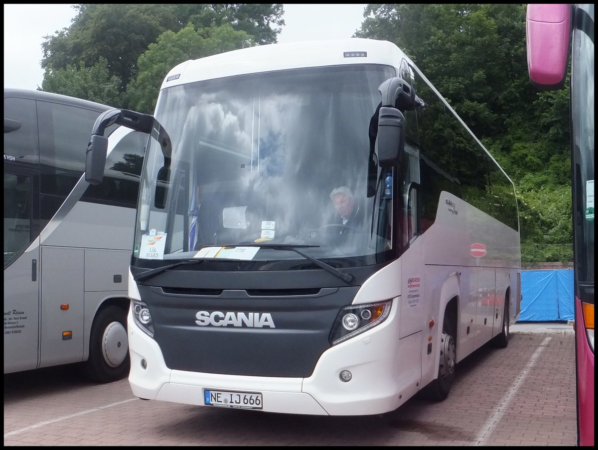 Scania Touring aus Deutschland im Stadthafen Sassnitz.