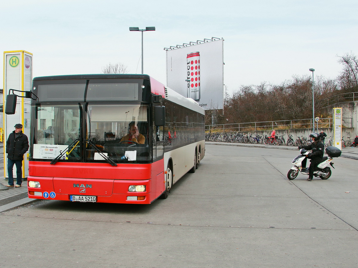 Schienenersatzverkehr am 30. Mrz 2018 am Bahnhof Berlin Sdkreuz. MAN Lion´s City von Der Tempelhofer aus Berlin
