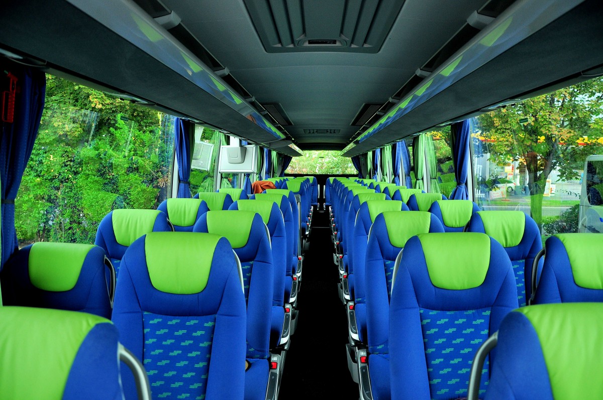 Schnes Ambiente im SETRA 517 HD von ALBUS/SALZKRAFT aus sterreich im August 2013 in Krems gesehen.  