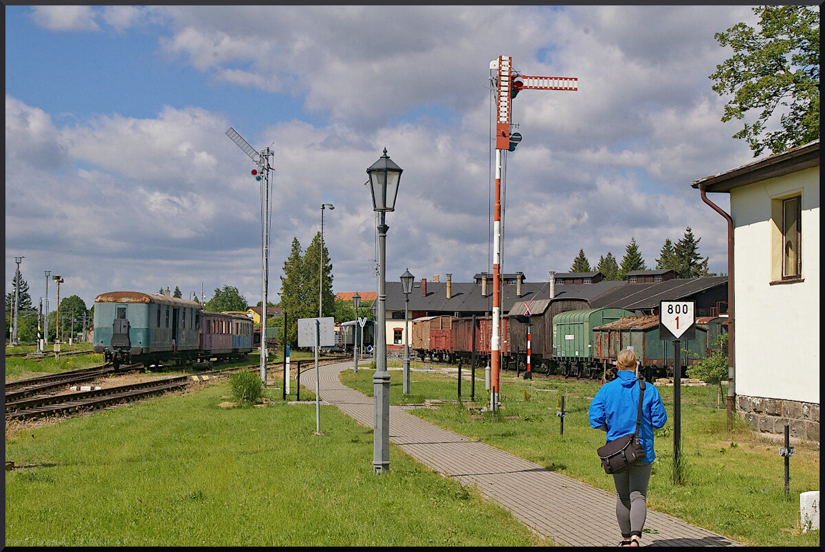 Schon am Eingang des Eisenbahnmuseum Jaroměř kann man erahnen was alles zu sehen ist. Alte Flügelsignale, Kilometertafeln und der erste Blick auf alte Waggons. Beim Treffen im Museum am 21.05.2022 sollte ein ausführlicher Rundgang gemacht werden. Informationen bietet die Homepage unter https://www.vytopnajaromer.cz/d an.
