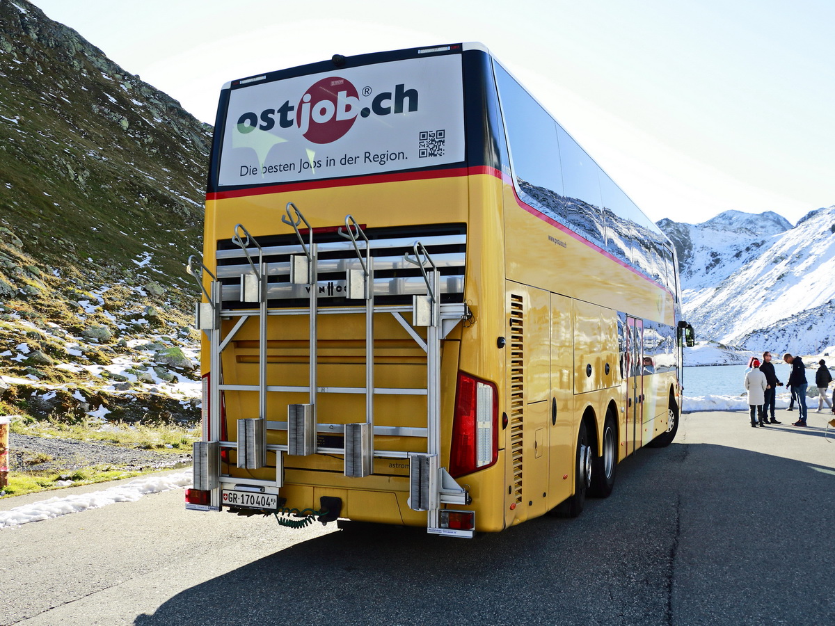 Schweizer Postbus der Marke VanHool Nr. 11009 auf dem Fl�elapss am 12. Oktober 2019