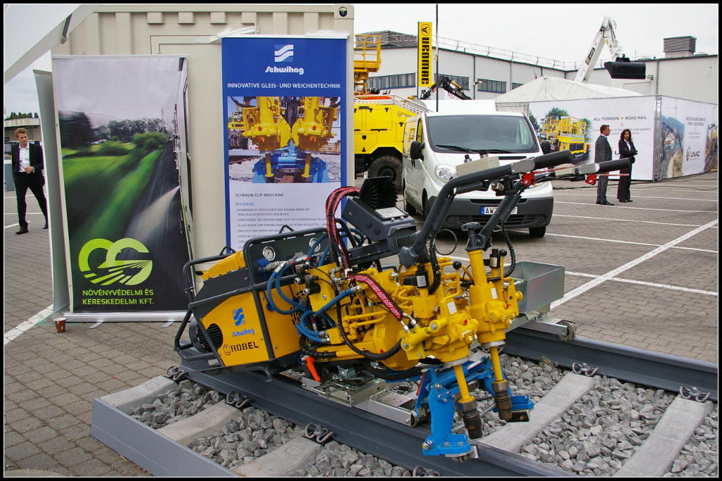 Schwihag/Robel Schraub-Clip-Maschine, ausgestellt auf der InnoTrans 2014 in Berlin. Durch automatisches setzen der Halteklammern und Verschraubung wird ein korrekter Sitz garantiert. Gleichzeitig wird so die Effezienz erhöht.