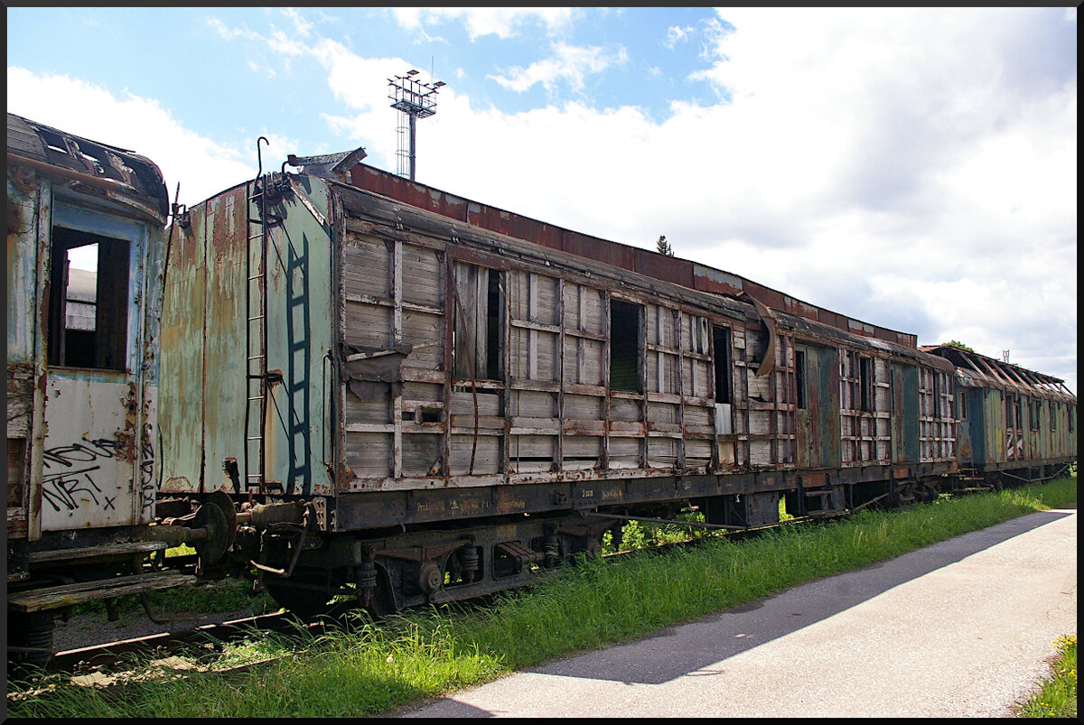 Seiner Blechverkleidung an den Seiten beraubt steht dieser interessante Wagen auf einem Seitengleis im Eisenbahnmuseum Jaroměř. Der Wagen hat keine Türen bei den Drehgestellen und auch keine Übergänge zu anderen Wagen, nur eine zweiflügelige Tür in der Mitte. Um was für einen Wagen es sich dabei handel ist unbekannt, zumal auch keine Nummer mehr zu identifizieren war.

Jaroměř, 21.05.2022
