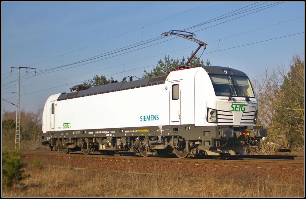 SETG 193 814-1 solo durch die Berliner Wuhlheide, 19.03.2015
<br><br>
Technische Daten: Siemens Vectron AC, Ausgeliefert an Railpool, Baujahr 2014, Nummer 21902, sub type D/A/H/RO - 200 km/h - 6.4 MW (NVR-Nummer 91 80 6193 814-1 D-Rpool)