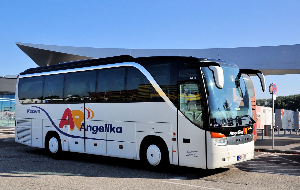 Setra 411 HD von Angelika Reisen / sterreich im Herbst 2013 in Krems.