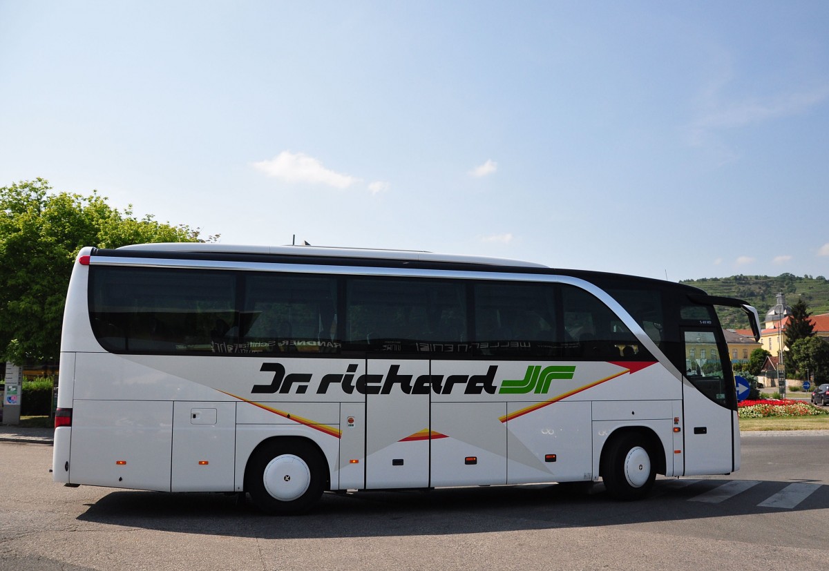 Setra 411 HD von Dr Richard aus Wien im Juni 2015 in Krems.