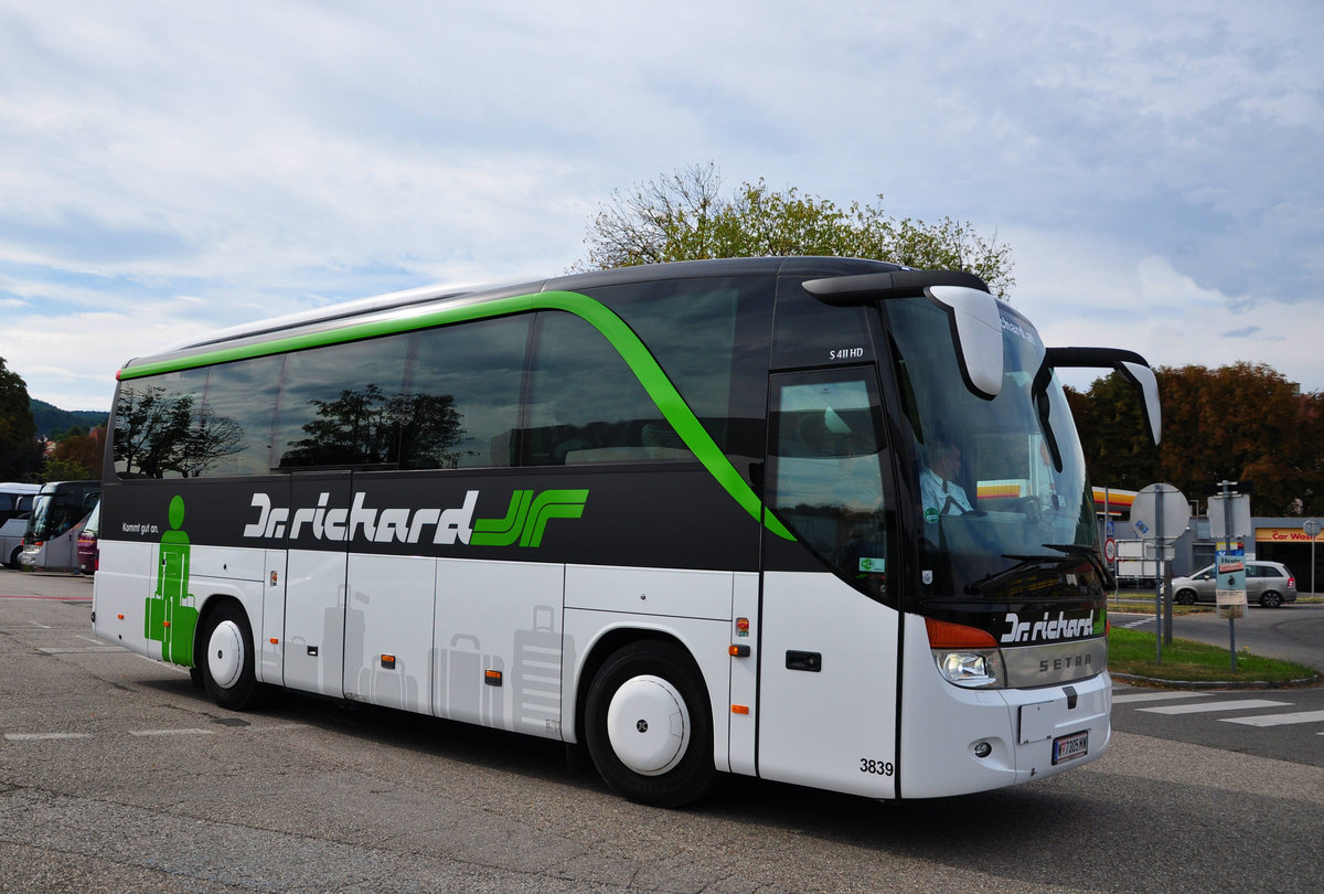 Setra 411 HD von Dr. Richard Reisen aus Wien in Krems.