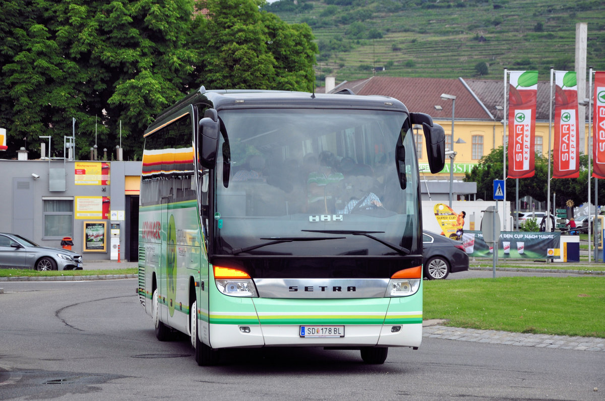 Setra 411 HD von Leidinger Reisen aus sterreich in Krems gesehen.