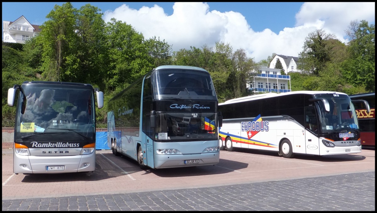 Setra 411 HD von Ramkvillabuss aus Schweden und Neoplan Skyliner von Geißler Reisen aus Deutschland und Setra 516 HD von Eurobus aus der Schweiz im Stadthafen Sassnitz.