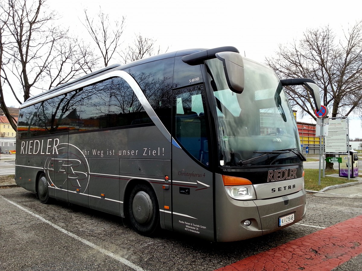 Setra 411 HD von Riedler Busreisen aus sterreich im Dez.2013 in Krems gesehen.