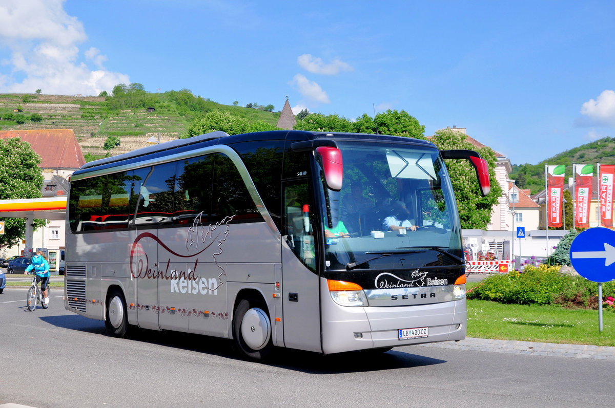 Setra 411 HD von Weinland Reisen aus sterreich in Krems gesehen.