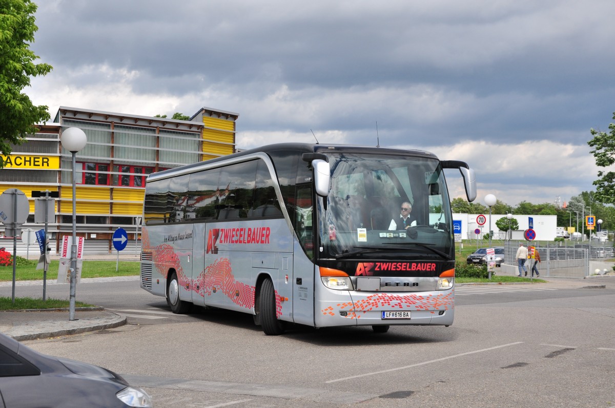 Setra 411 HD von Zwieselbauer Reisen aus sterreich am 17.5.2015 in Krems.