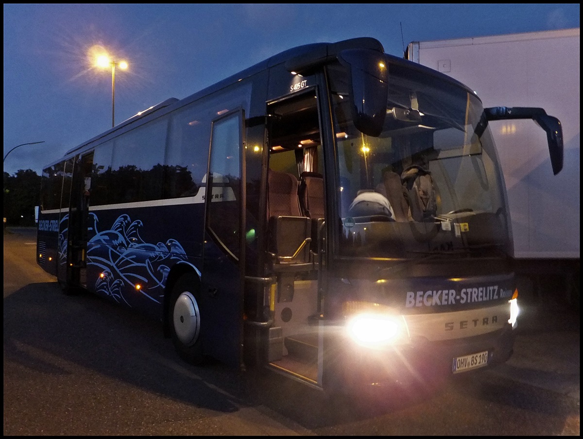 Setra 415 GT von Becker-Strelitz Reisen aus Deutschland bei einer Raststtte Nhe Hamburg.