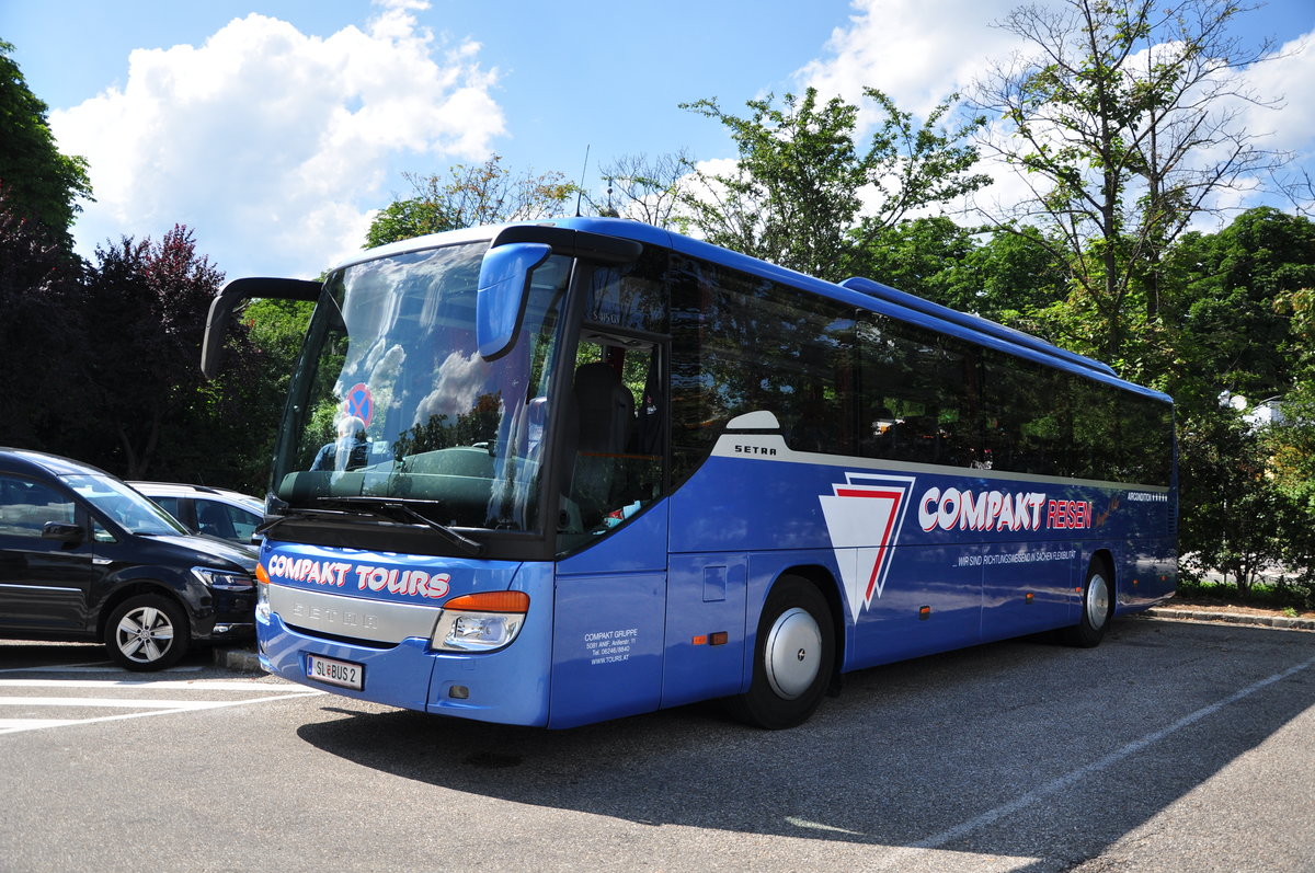 Setra 415 GT von Compact Reisen aus Salzburg in Krems gesehen.