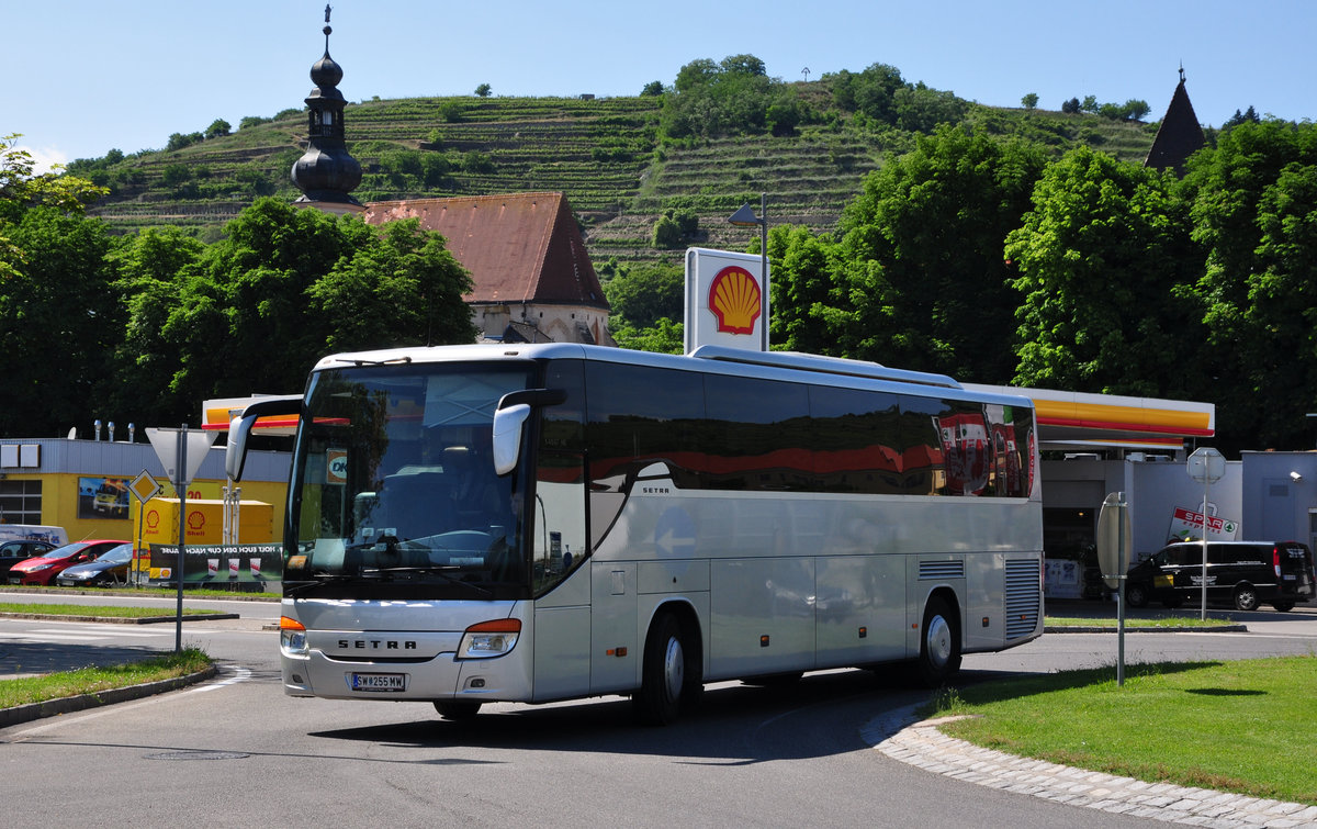 Setra 415 GT- HD aus Schwechat bei Wien in Krems gesehen.