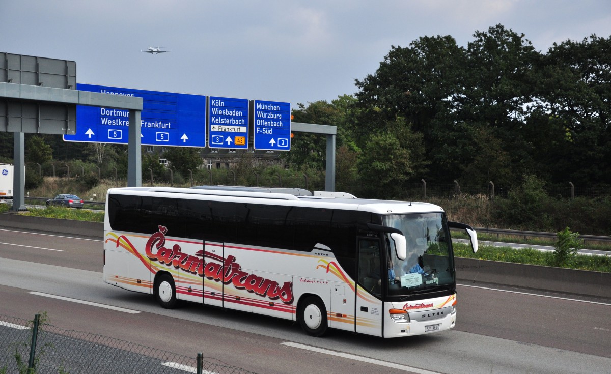 SETRA 415 GT-HD aus Kroatien am 26.9.2013 beim Airport FRA/Main auf der A5 unterwegs.