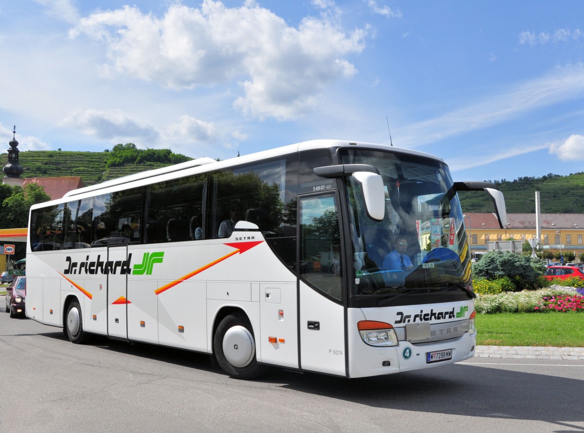 Setra 415 GT-HD von Dr.Richard / Wien am 30.6.2013 in Krems unterwegs.