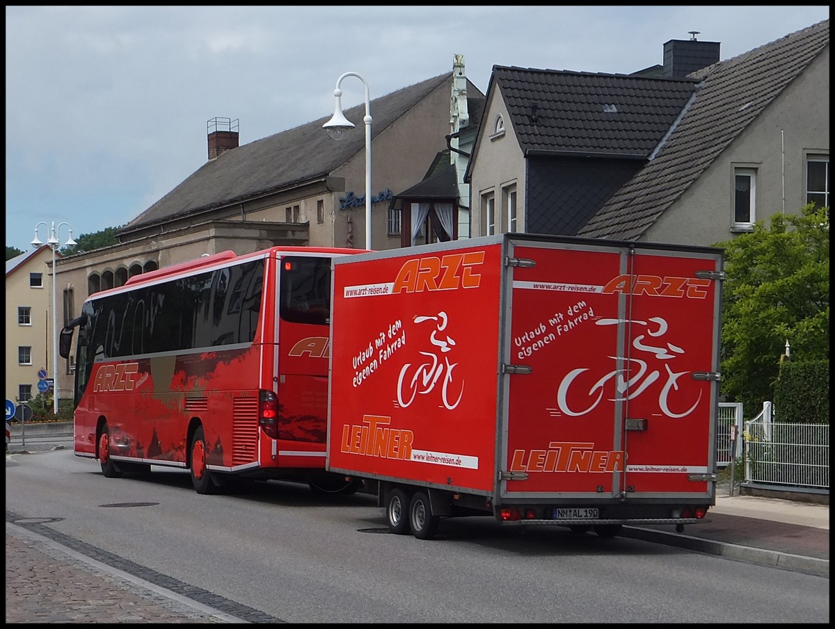 Setra 415 GT-HD mit Radanhnger von Arzt aus Deutschland in Sassnitz.