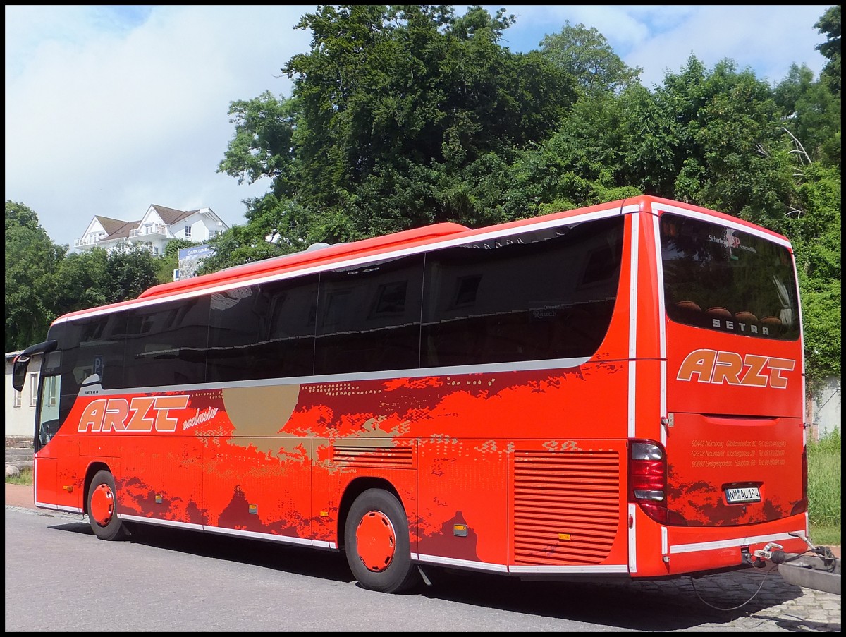 Setra 415 GT-HD mit Radanhnger von Arzt aus Deutschland im Stadthafen Sassnitz.