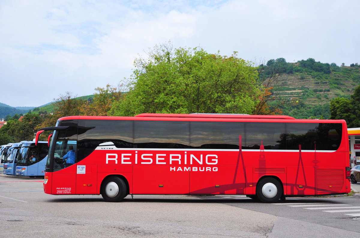 Setra 415 GT-HD vom Reisering Hamburg in Krems gesehen.