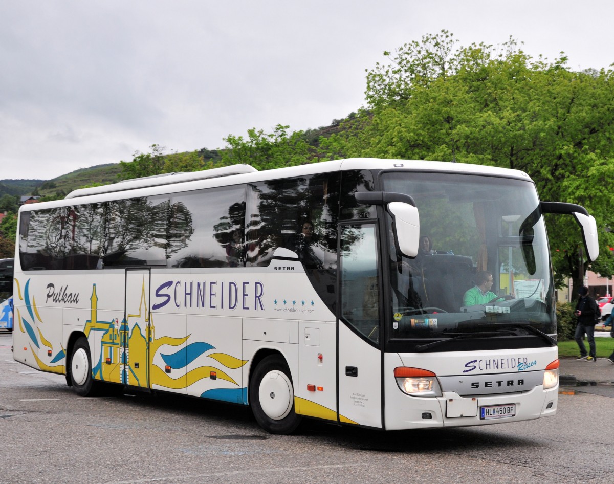 Setra 415 GT-HD von Schneider Reisen aus sterreich am 17. Mai 2014 in Krems gesehen.