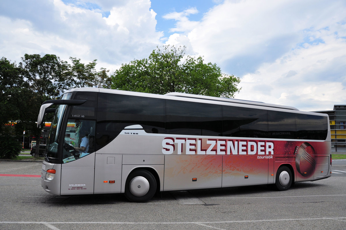 Setra 415 GT-HD von Stelzeneder Reisen aus der BRD in Krems gesehen.