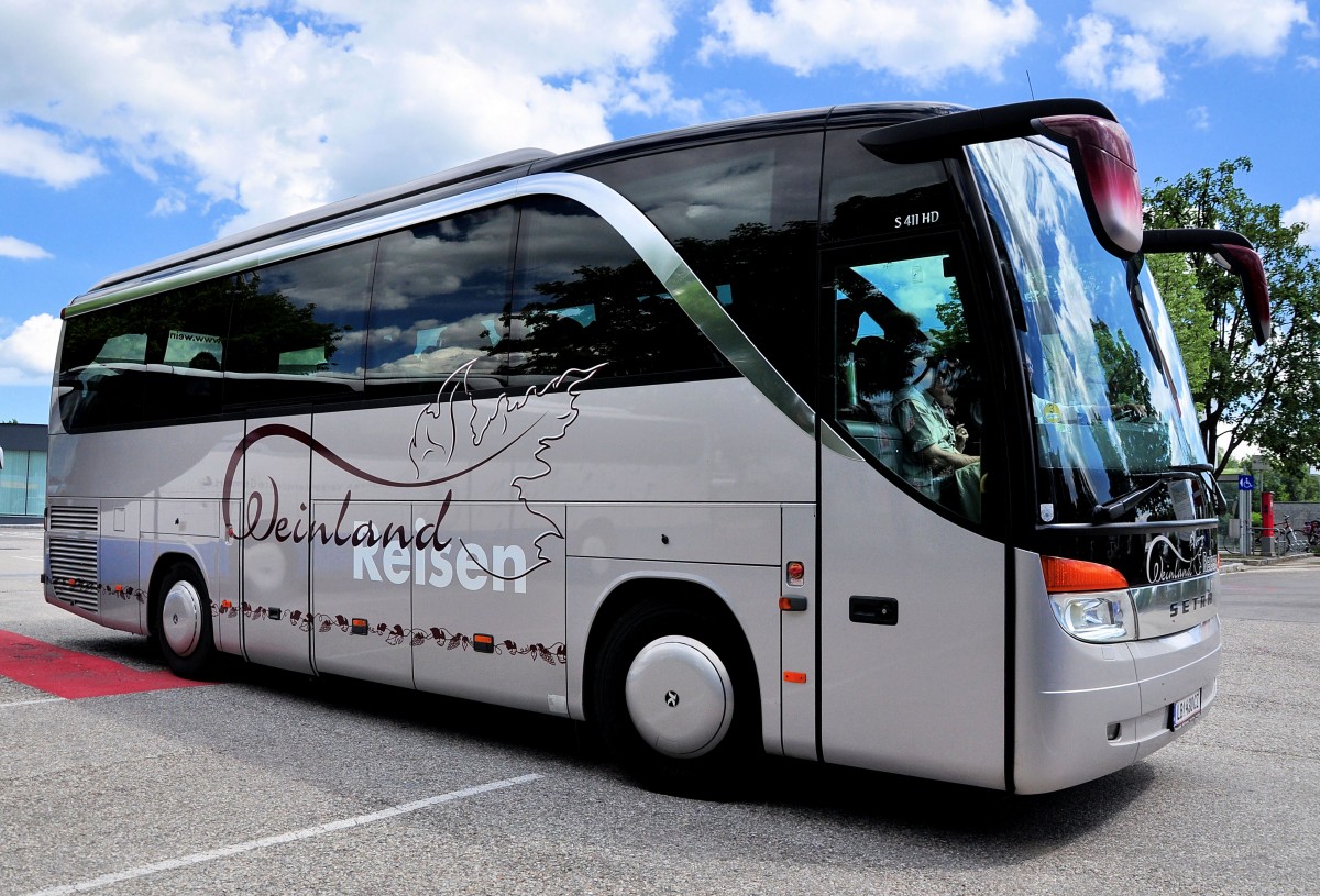 SETRA 415 GT- HD von Weinlandreisen / sterreich am 22.5.2013 in Krems an der Domau.