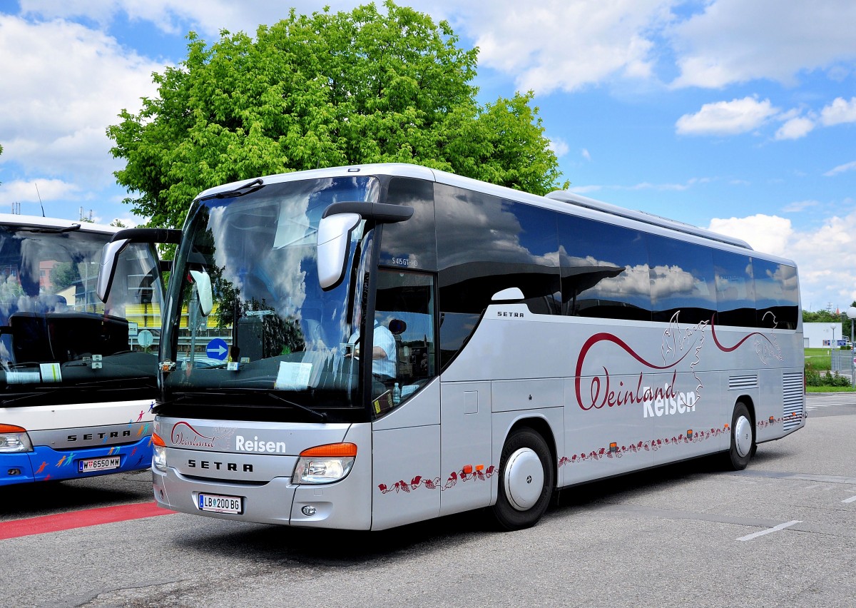 SETRA 415 GT- HD von Weinlandreisen / sterreich am 22.5.2013 in Krems an der Domau.