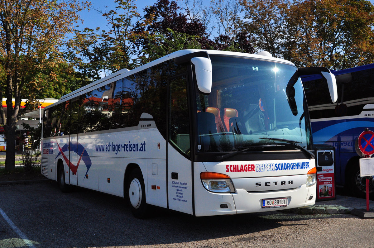 Setra 415 GT von Schlager Reisen Inh. Hubert Schrgenhuber aus sterreich in Krems gesehen.