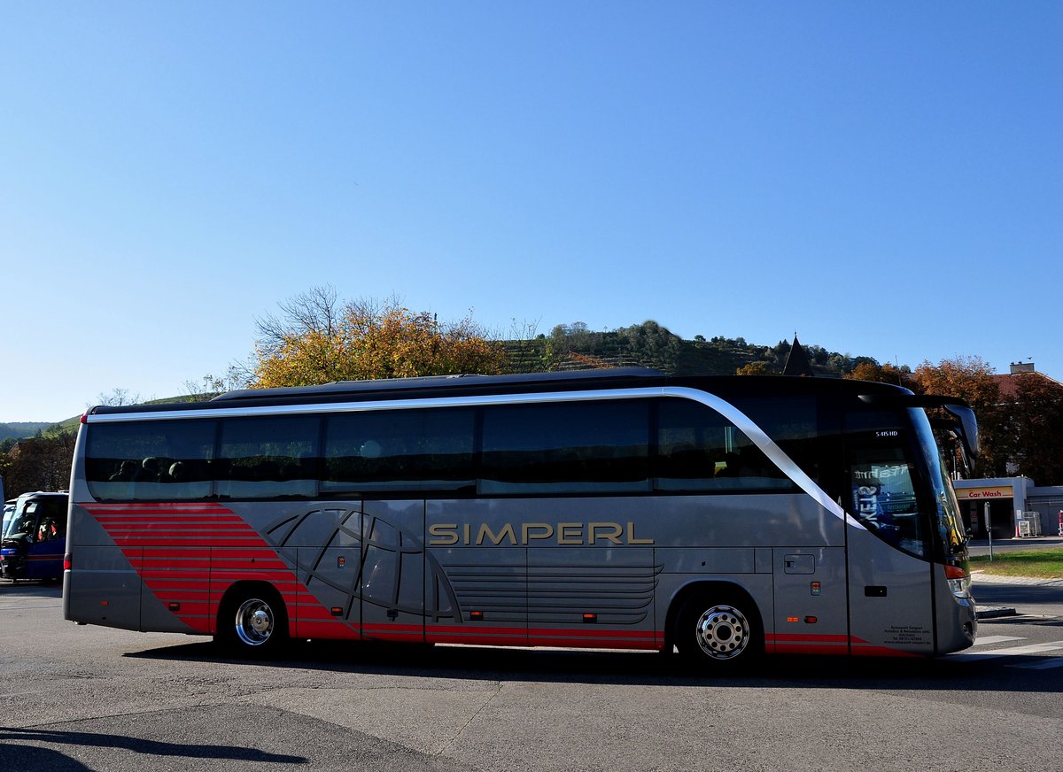 Setra 415 HD von Simperl Reisen aus der BRD in Krems.