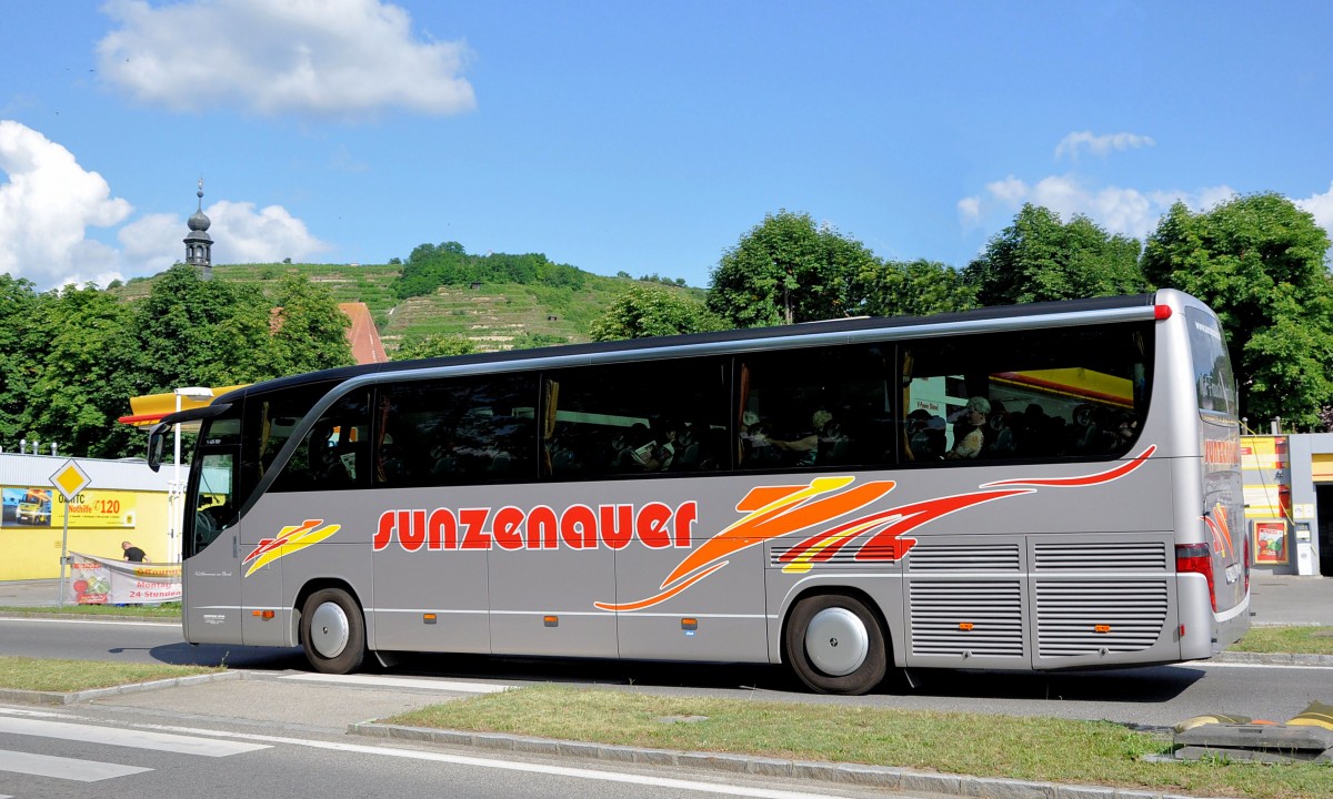 SETRA 415 HD von SUNZENAUER Reisen aus sterreich am 12.7.203 in Krems unterwegs.