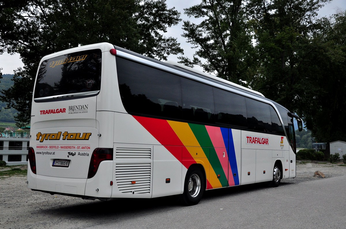 Setra 415 HD von Tyrol Tour/sterreich im Herbst 2013 in Krems.