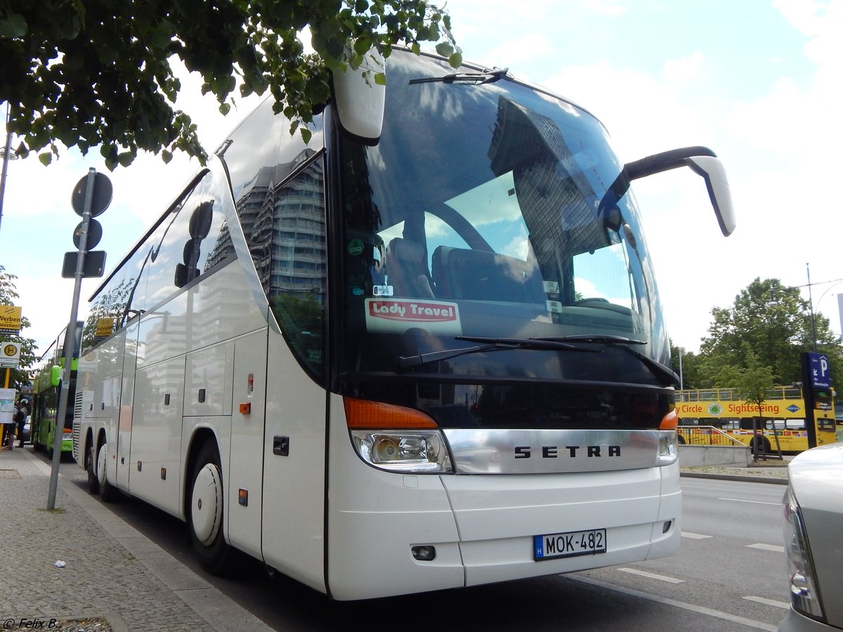 Setra 415 HDH aus Ungarn in Berlin.