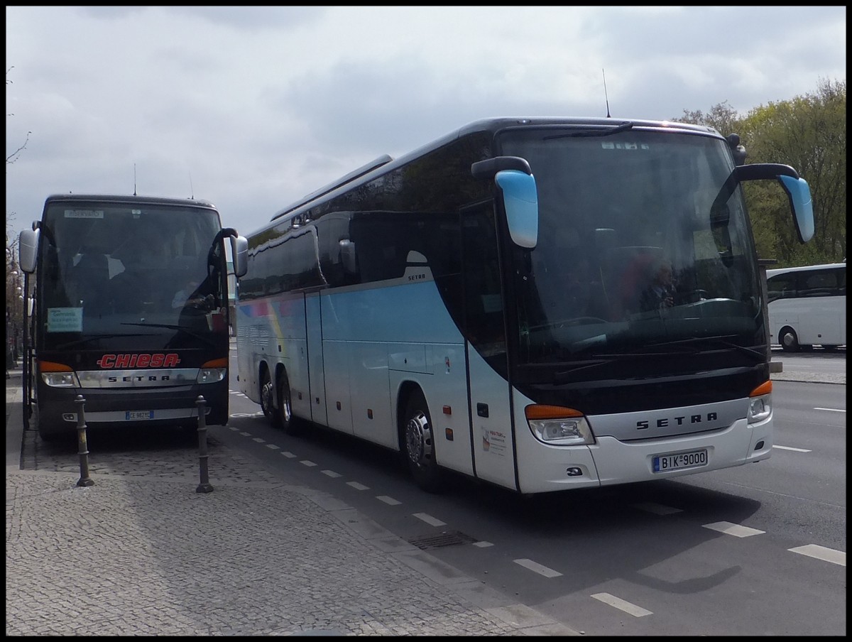 Setra 415 HDH von Chiesa aus Italien und Setra 416 GT-HD von Midia Tours aus Griechenland in Berlin.