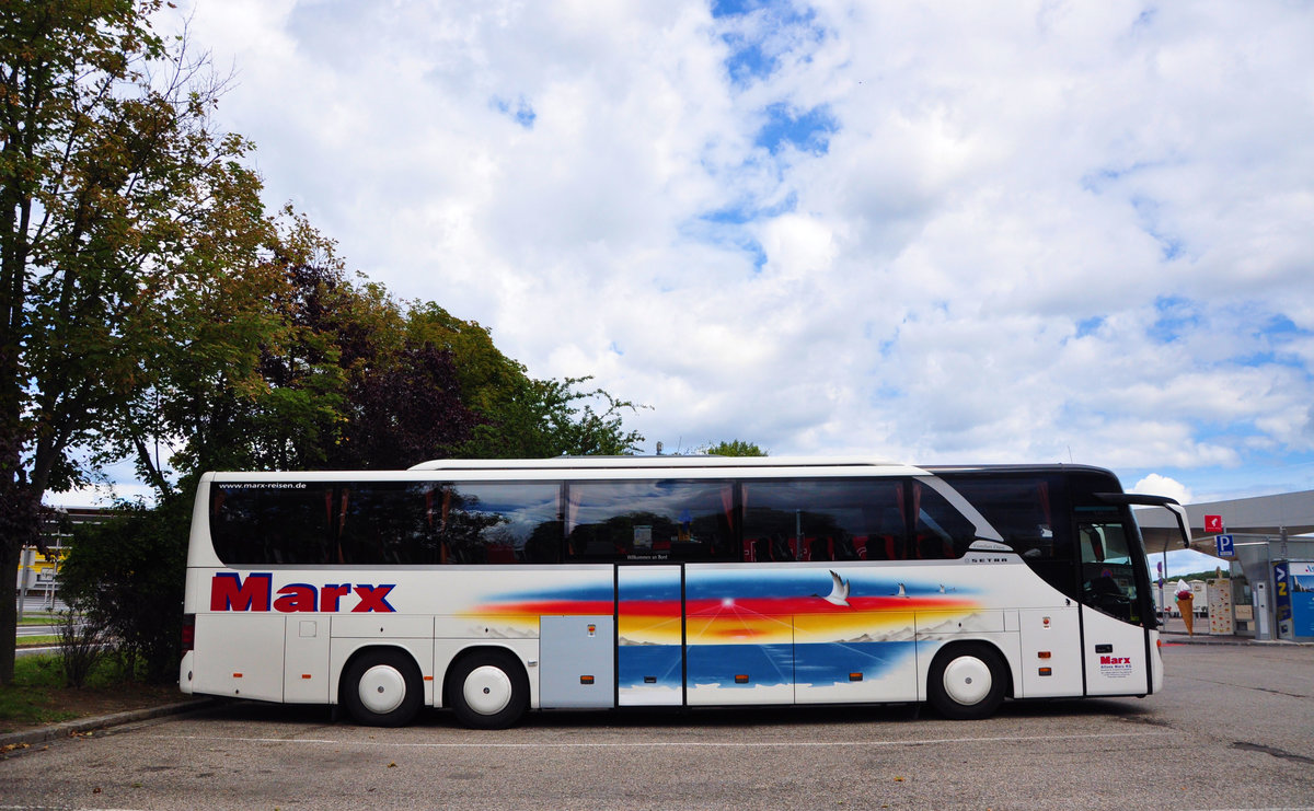 Setra 416 GT-HD von Marx Reisen aus der BRD in Krems unterwegs.