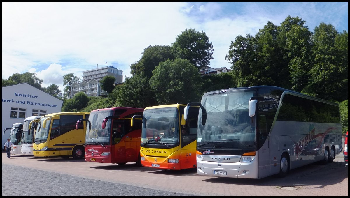 Setra 416 GT-HD von Sllner aus Deutschland und EOS von Aga-Bus aus Polen und Scania Irizar von CentrumTurist aus Dnemark und Mercedes Tourismo von Zwaluw Reizen aus den Niederlanden und Irisbus Arway von Meichsner aus Deutschland und Setra 416 HDH von Kreuz aus Deutachland im Stadthafen Sassnitz.