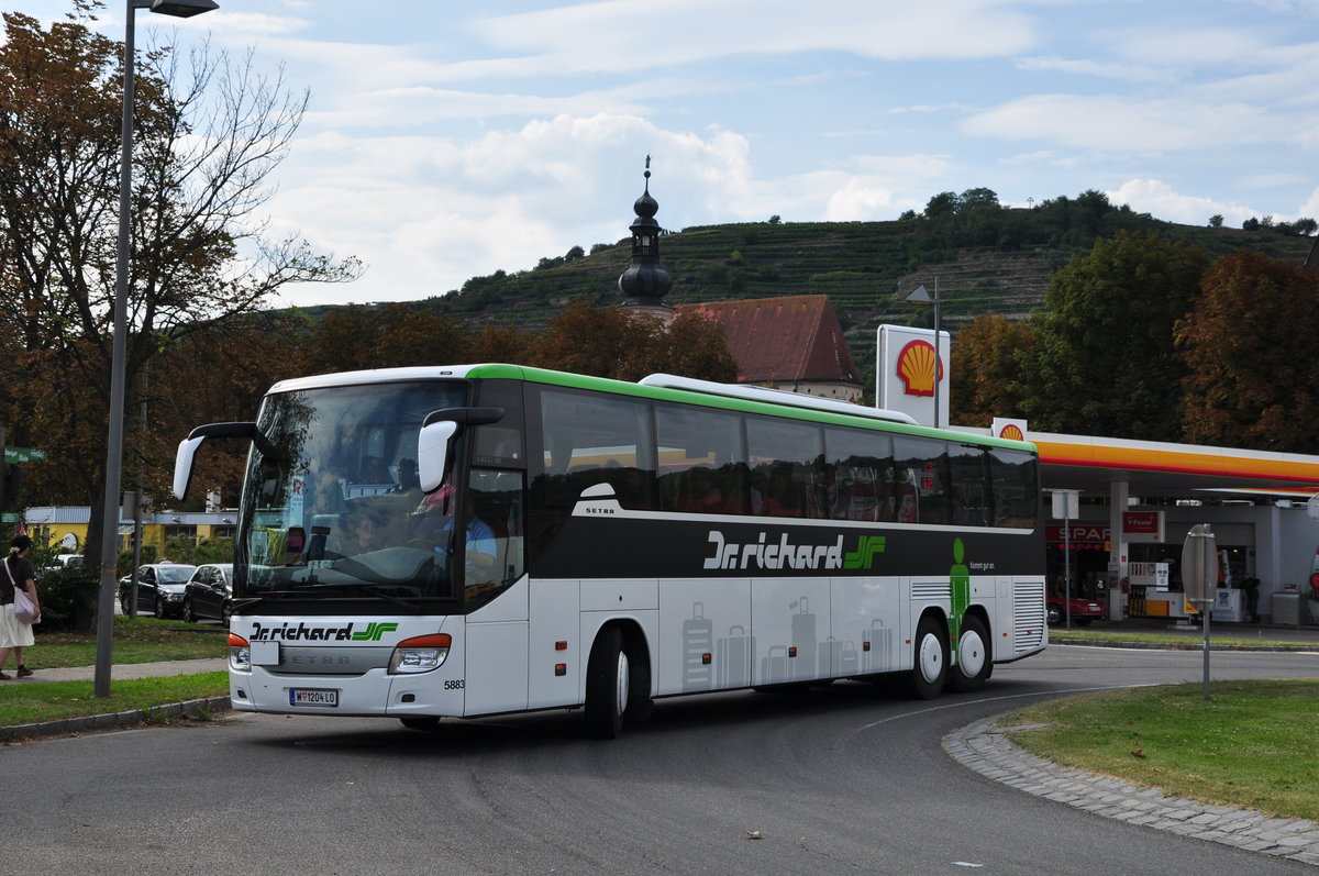 Setra 417 GT-HD von Dr. Richard Reisen aus Wien in Krems unterwegs.