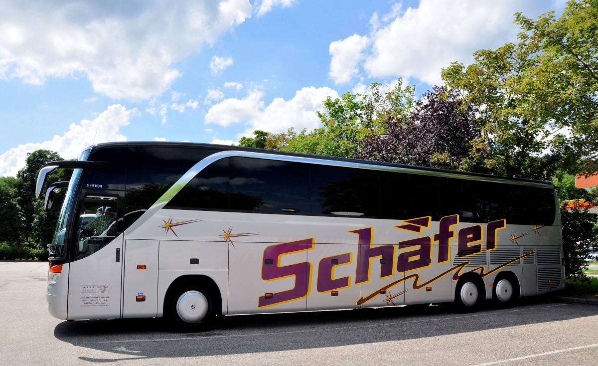 SETRA 417 HDH von SCHFER Reisen aus der BRD am 4.7.2013 in Krems an der Donau.