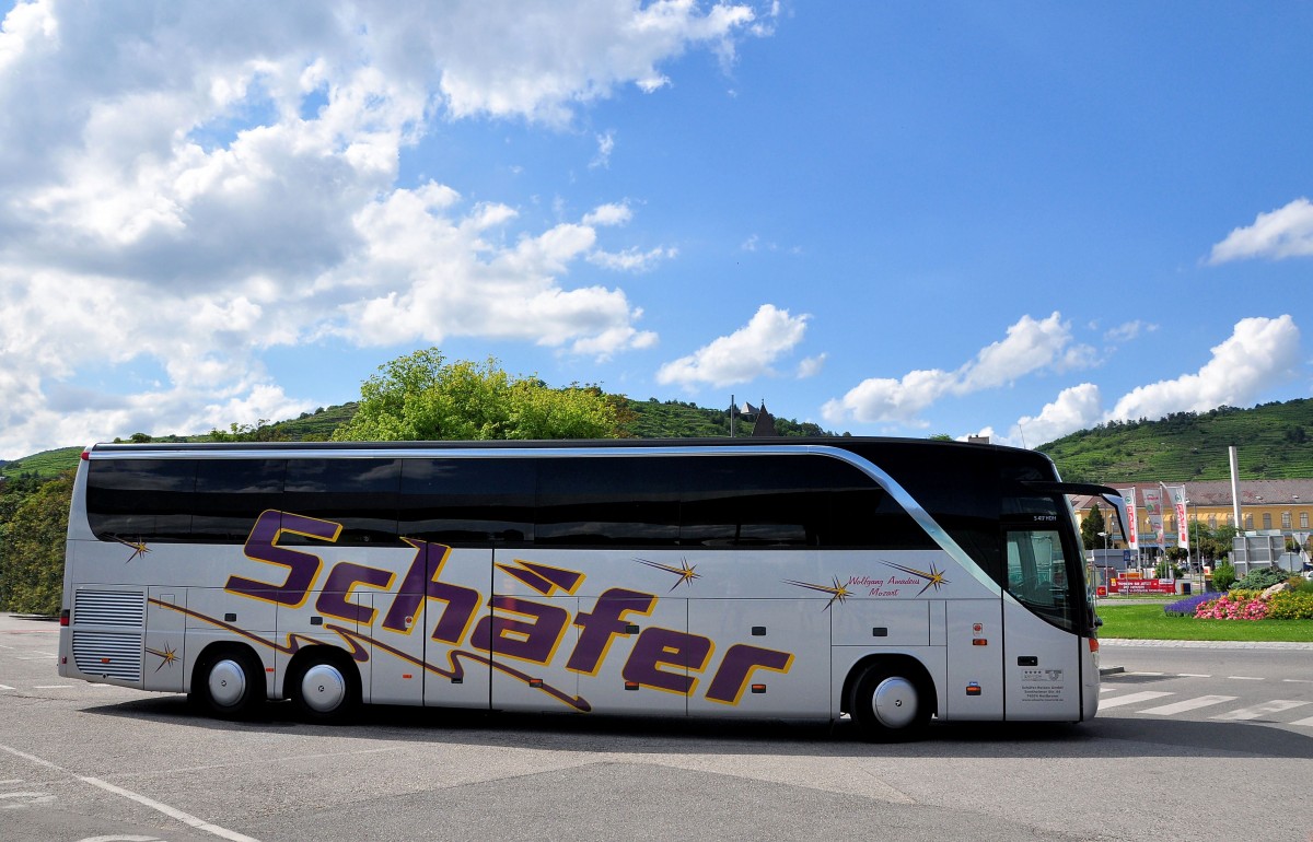 SETRA 417 HDH von SCHFER Reisen aus der BRD am 4.7.2013 in Krems an der Donau.