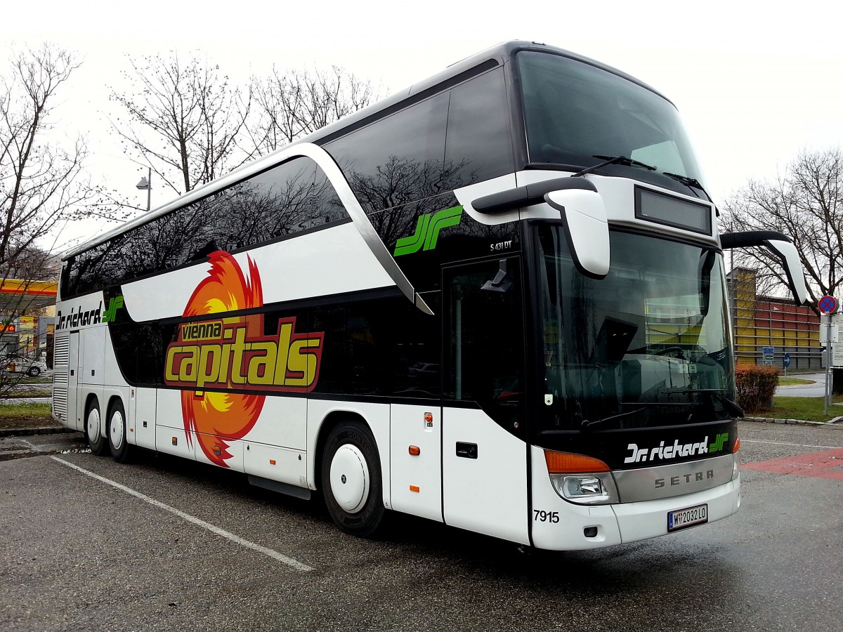 SETRA 431 DT von Dr. RICHARD Busreisen aus Wien,Mannschaftsbus der Wiener Capitals/Eishockey am 23.11.2013 in Krems gesehen.