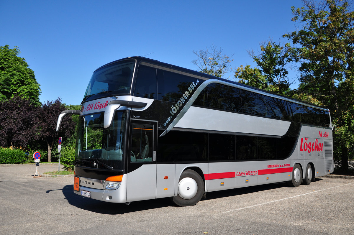 Setra 431 DT von Lscher Reisen aus Niedersterreich in Krems gesehen.