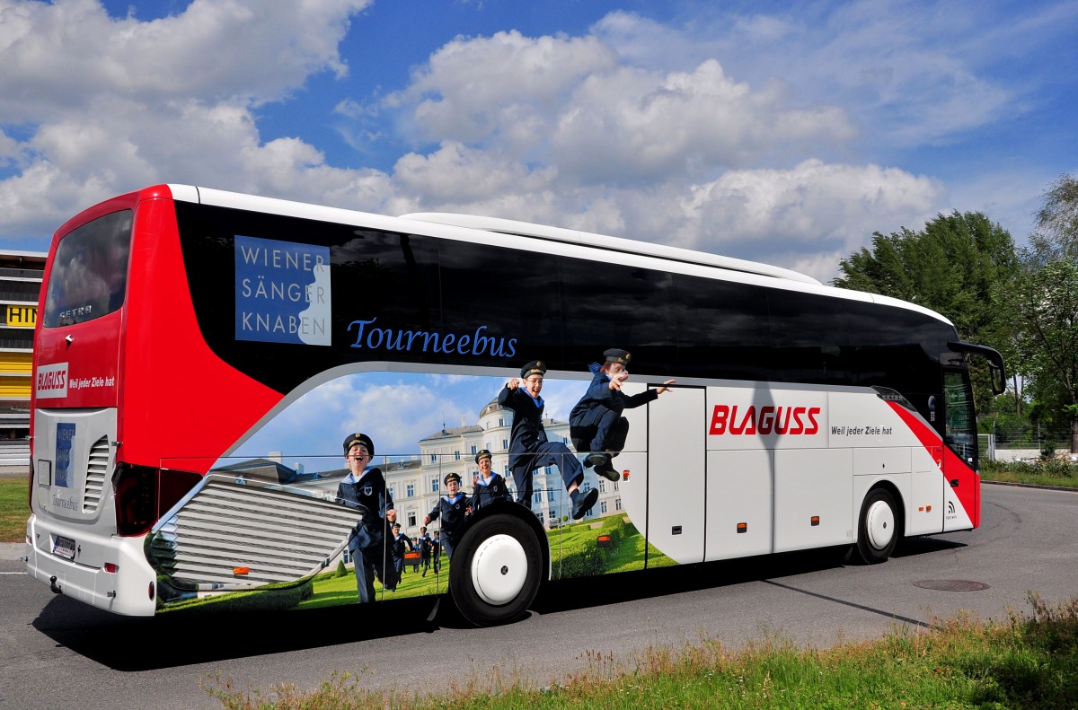 Setra 515 HD von Blaguss Reisen aus Wien am 10.5.2014 in Krems gesehen.