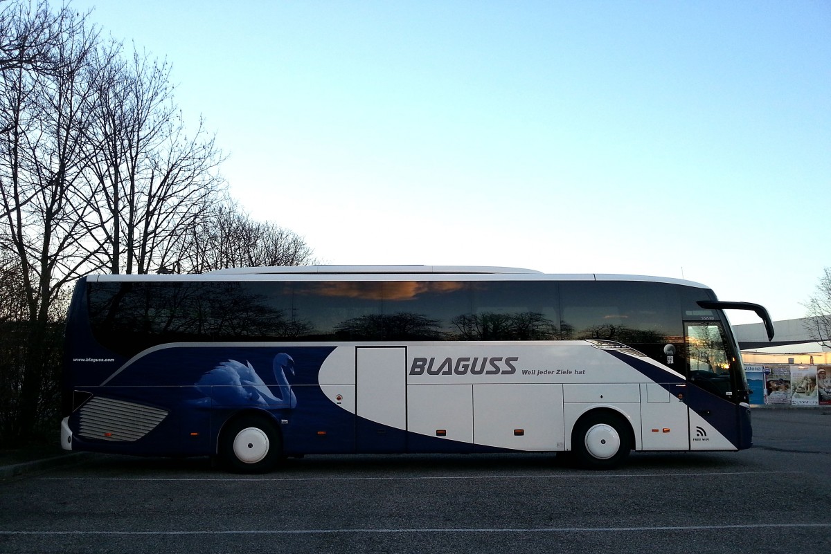 Setra 515 HD von Blaguss Reisen aus Wien am 24.12.2014 in Krems.