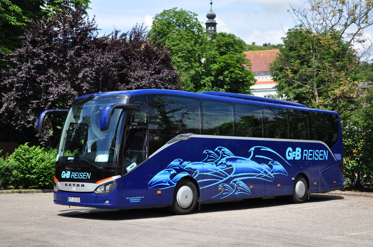 Setra 515 HD von GfB Reisen aus der BRD in Krems gesehen.